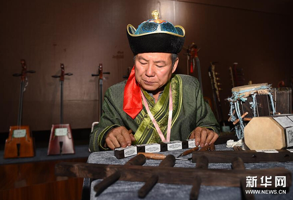9月5日，內(nèi)蒙古自治區(qū)級(jí)傳承人胡慶海展示蒙古族拉弦樂(lè)器制作過(guò)程。