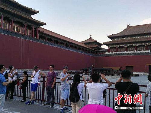 游客在故宮午門外拍照。中新網記者 宋宇晟 攝