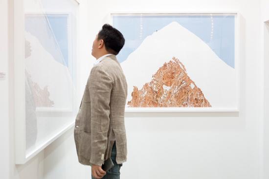 　　影像上海藝術博覽會今年已經進行到第三屆，9月8日在上海展覽中心舉行了預覽會，國際化程度之高成為此博覽會的要義。 澎湃新聞記者 朱偉輝 圖