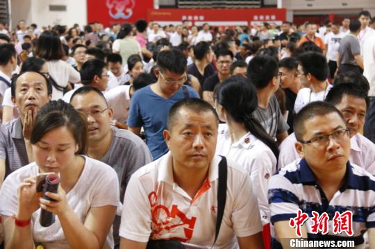 不少無錫市民仍在觀望，希望房價回歸理性。　孫權 攝