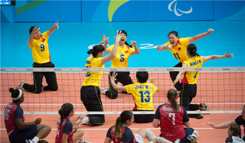 　 9月12日，在里約殘奧會坐式排球女子小組賽中，中國隊以3比2險勝美國隊。（均據新華社發）