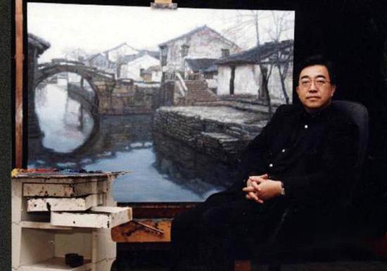 陳逸飛與作品《故鄉的回憶—雙橋》合影