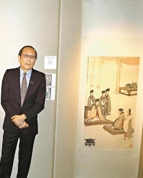 張超群介紹本次拍賣會(huì)的珍品。圖右為傅抱石的《鄭莊公見(jiàn)母》，該畫取自春秋時(shí)代的典故。 殷翔 攝
