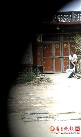 19日，一段長近2分鐘的“陽信縣水落坡一名老人被兒子毆打”的視頻在網上流傳，記者證實，被打老人為陽信縣水落坡鎮侯塢村91歲村民侯德鳳，打人者為其六旬上門女婿孫某。