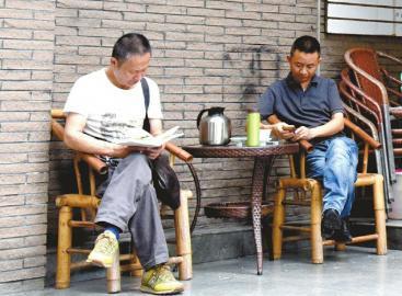 老 張（左）是小人書店的鐵 桿“ 連友”，他們認(rèn)識(shí)23年了，老張看小人書也從青壯年看成了退休大爺。
