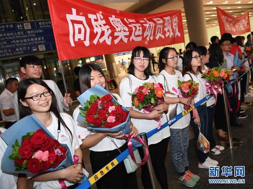 9月20日，北京建筑大學學生代表在首都國際機場等候殘奧代表團抵達。 新華社記者賀長山攝 圖片來源：新華網(wǎng)