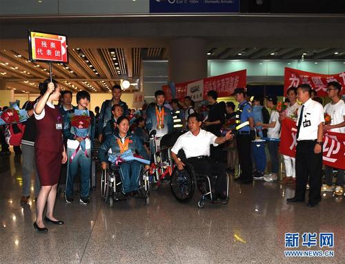 里約殘奧會(huì)中國(guó)代表團(tuán)抵達(dá)首都國(guó)際機(jī)場(chǎng)。 新華社記者賀長(zhǎng)山攝 圖片來源：新華網(wǎng)