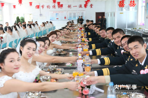 圖為50對新人舉杯共慶。陳浩 攝　