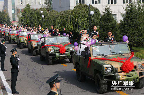 圖為婚禮車隊駛入婚禮現(xiàn)場。陳浩  攝