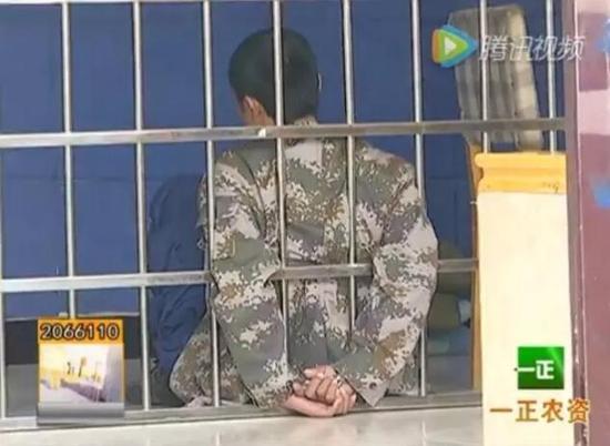 嫌疑人葉某：早上出來(lái)拿著這個(gè)東西本來(lái)想換點(diǎn)錢(qián)結(jié)果運(yùn)氣背碰上民警了被抓了我也真不知道警察同志還管這個(gè)要是知道我也不會(huì)在家弄些這來(lái)賣(mài)