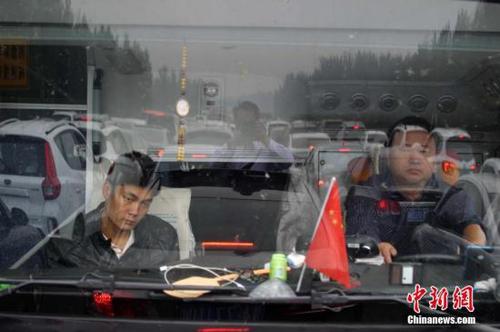 國慶首日：出京108公里開了6小時服務(wù)區(qū)廁所爆滿