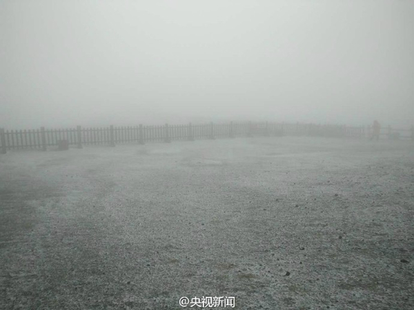 10月3日中午，長白山下起了今年入秋以來的第一場雪，預(yù)計今天下午還可能有一個降雪過程。 @央視新聞 圖