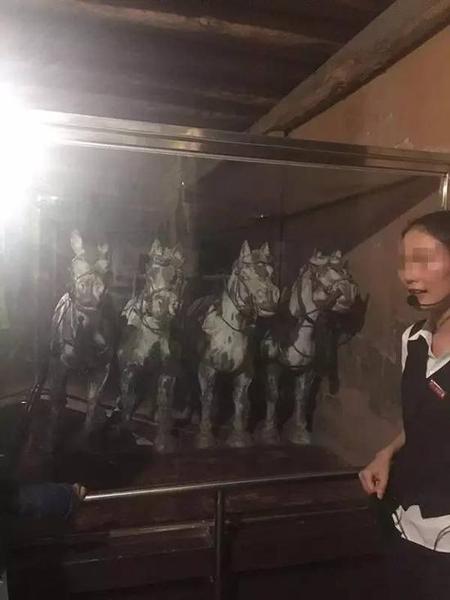世界八大奇跡館展品：兵馬俑銅車馬（旁邊這位工作人員是真人?。? longdesc=