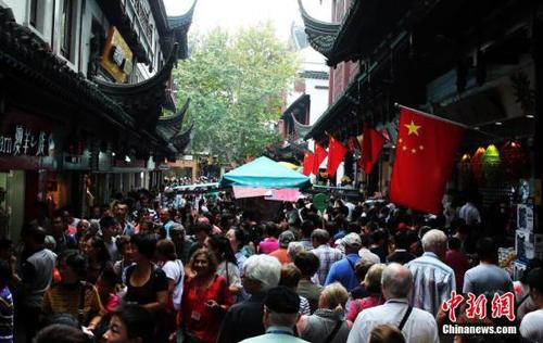 資料圖：10月3日，上海各景點迎來大客流，城隍廟游人如織，秩序井然。 <a target='_blank' href='http://www.chinanews.com/'>中新社</a>記者 湯彥俊 攝