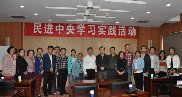 　9月29日下午，民進(jìn)中央常委、清華大學(xué)政治經(jīng)濟(jì)學(xué)研究中心主任、清華大學(xué)教授蔡繼明與學(xué)習(xí)實(shí)踐活動(dòng)聯(lián)系點(diǎn)民進(jìn)清華大學(xué)基層委員會(huì)會(huì)員座談。
