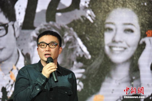 馮軻10月9日出席發布會，安慰張靚穎。 <a target='_blank' href='http://www.chinanews.com/'>中新社</a>記者 劉忠俊 攝