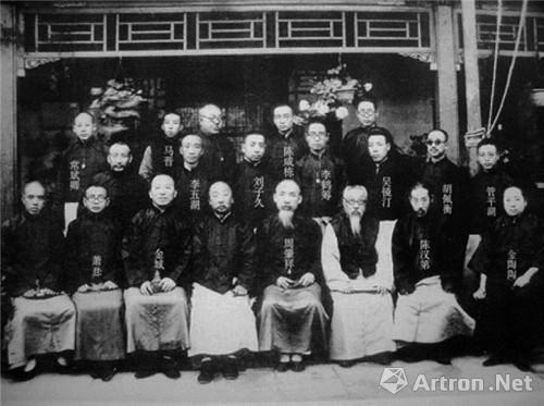 　　附圖13、中國畫學研究會部分成員合影，周肇祥（前排左五）、金城（前排左三）、蕭謙中（前排左二）、劉子久（中排左三）、吳鏡汀（中排右三）、管平湖（中排右一）、胡佩衡（中排右二）、馬晉（后排左二）