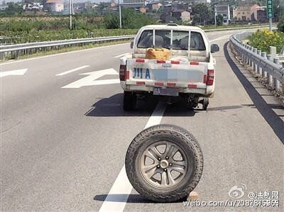 高速路上輪胎跑脫 司機