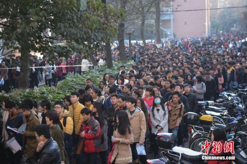 2015年11月29日，在合肥工業大學考點，考生排隊進場。當日，2016年度中央機關及其直屬機構公務員錄用考試公共科目筆試將拉開戰幕。本次國考，2.7萬個招錄名額共吸引了近140萬人報名，招考人數創歷史新高，但是，平均競爭比卻是5年來最低。本次國考也被稱為“史上最嚴”，因為《刑法修正案(九)》的實施，出現組織作弊行為將最高獲刑7年。<a target='_blank' href='http://www.chinanews.com/'>中新社</a>記者 張婭子 攝