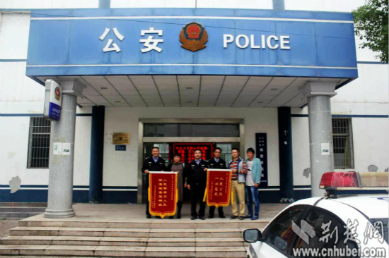 　　從左至右依次為陳貴派出所教導員李德林，陳貴鎮南山村村支書方細嬌，陳貴所刑事中隊長柯亮，副所長曹高華，小吳及其好友 通訊員 盧雯 攝