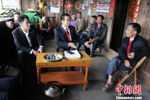 資料圖：黃智向當(dāng)事人釋法說(shuō)理。　賈冬苗 攝