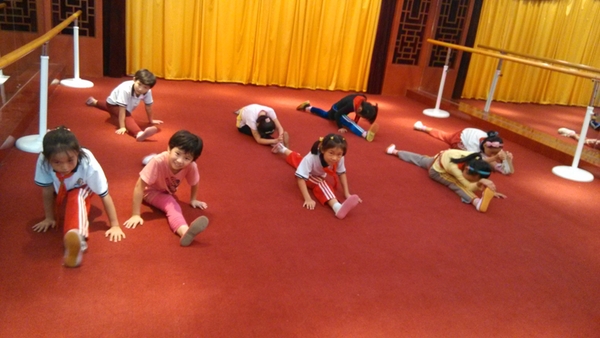 “戲曲進校園”小學(xué)生在練功