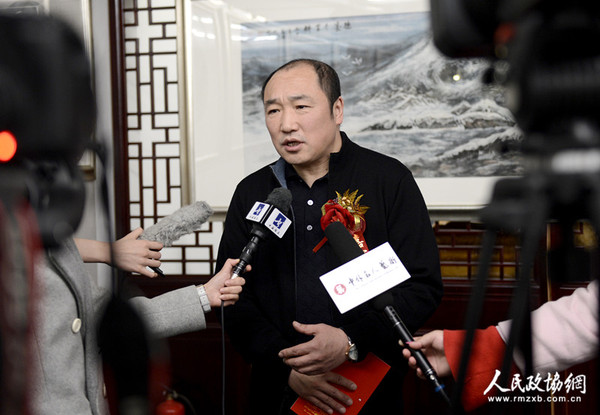 0007A高宏冰雪畫展在京開幕，全國政協委員、中國國家畫院常務副院長盧禹舜在現場接受采訪時，對北方冰雪畫給予高度評價._副本