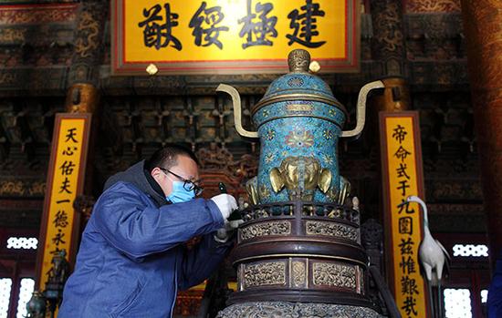 北京故宮太和殿，專家正在清理太和殿內青銅器上的灰塵。