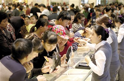 要禁止低價(jià)游、強(qiáng)制購(gòu)物等旅游亂象發(fā)生，必須從根源上改變整個(gè)行業(yè)體系和薪酬規(guī)則 視覺中國(guó)圖