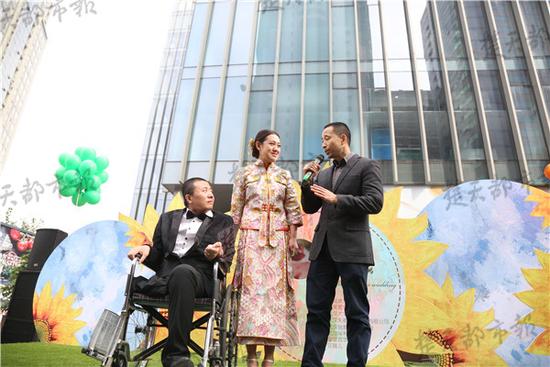 新郎和新娘都是來自東北的“85后”，去年在黃石相識相愛，今年2月領(lǐng)證結(jié)婚，打算5月辦婚禮。不料一場突如其來的災(zāi)難，讓男孩永遠(yuǎn)失去了右腿。女孩辭掉工作在醫(yī)院七個(gè)多月陪護(hù)寸步不離。昨日，兩人在醫(yī)護(hù)人員的安排和見證下，舉辦了一場姍姍來遲的婚禮。