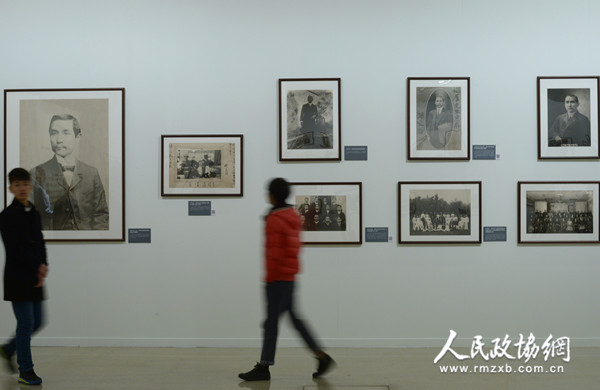 11月9日，觀眾在參觀“天下為公大道行——紀念孫中山誕辰150周年大型館藏文物展”。文物展于11月8日在中國國家博物館開幕。通過展出的326件館藏文物和珍貴歷史照片，見證了孫中山先生為民族獨立、社會進步、人民幸福而披荊斬棘、奮斗不息的歷程。本報記者 齊波 攝
