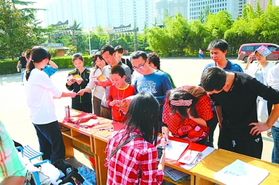 北大文物愛好者協(xié)會(huì)和寶雞民俗博物館共同舉辦“走近文物 閱美中華”文博知識(shí)普及展。