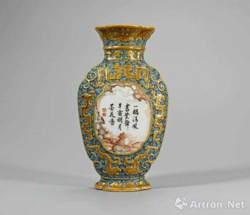 圖4 清乾隆 唐英制仿古銅青綠浮雕 夔龍開光石紋釉詩文壁瓶 中貿圣佳秋拍拍品 估價：160萬元至200萬元