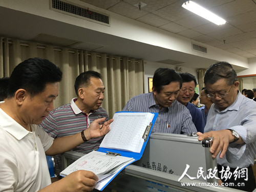 9月9日下午，全國政協(xié)委員們在湖南省湘潭市食品藥品監(jiān)管局岳塘分局高新監(jiān)管所進行考察。