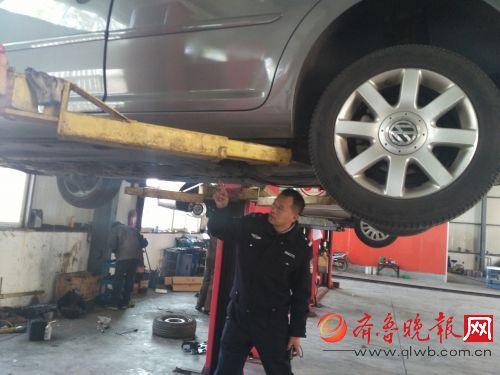 民警在勘察肇事車輛。 本報記者 蘇洪印 攝
