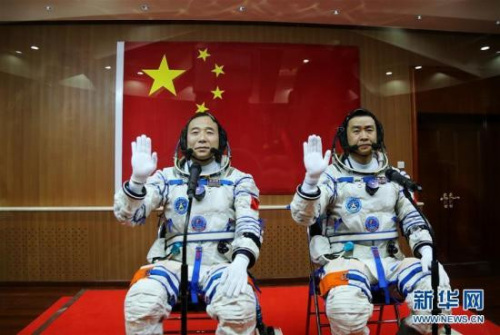 10月17日，神舟十一號航天員出征儀式在酒泉衛星發射中心舉行。這是航天員景海鵬(左)、陳冬在出征前揮手。 新華社記者李剛攝 圖片來源：新華網