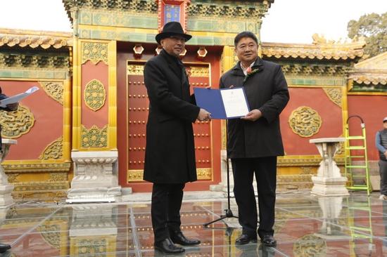 故宮博物院院長單霽翔向李象群頒發(fā)捐贈(zèng)證書
