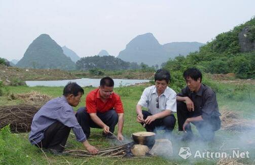 圖為中國(guó)社會(huì)科學(xué)院考古研究所考古專家在進(jìn)行“雙料混煉”考古實(shí)驗(yàn)。　楊陳　攝