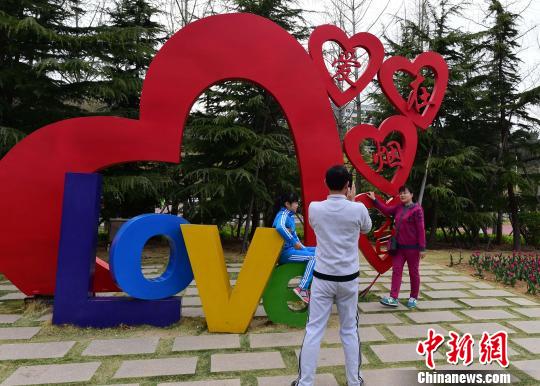 “愛在煙臺，難以離開”，愛心成為煙臺的城市標(biāo)簽。(資料圖) 蔡紅文 攝