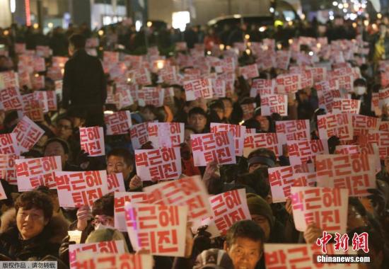 當地時間2016年11月16日，韓國首爾，當地民眾再次舉行燭光游行，要求總統樸槿惠下臺。