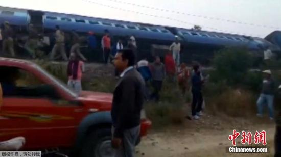據外媒報道，這列原定從巴特那開往印多爾的特快列車，有14節車廂被波及。