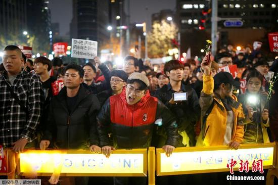 當地時間11月19日，要求韓國總統樸槿惠下臺的第四次韓國民眾大規模燭光集會在首爾市等46個地區舉行。