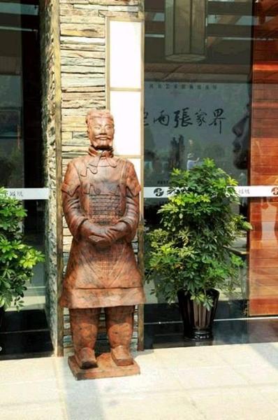 守護秦始皇的戰(zhàn)士一定武功蓋世，所以請兩位來看門，好像沒什么不對的啊。看看那位俑哥陽光明媚的迎賓表情和手勢，轉(zhuǎn)業(yè)以后干的很開心呢。