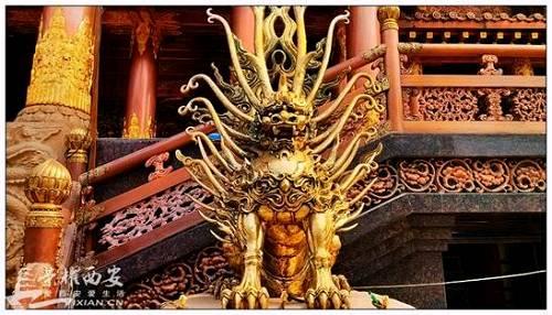 在這款充滿武俠網(wǎng)游既視感的雕梁畫棟豪華宮殿前中，配上這么一只黃金鎮(zhèn)墓獸，這種場景讓人看起來真是特別的魔幻呢，讓人忍不住想組個團進去刷一刷《暗黑破壞神》的大boss迪亞波羅！
