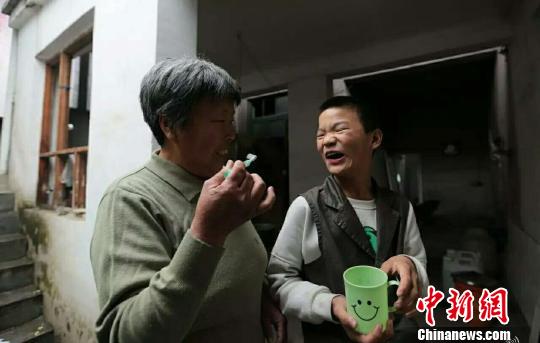 每天早晨簡單的刷牙，小雨不知苦練了多少次才嫻熟。　孫瑞超 攝