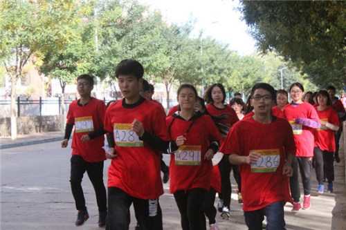  10月23日，河北民族師范學院，學院PK“迷馬”挑戰(zhàn)中，身著院服的同學們，隊形緊湊，每個人都努力奔跑。 李辰陽／攝
