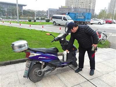 11月20日，陳思騎電動(dòng)車巡江。由于每次出去就是一整天，他都會(huì)自備一個(gè)水壺。