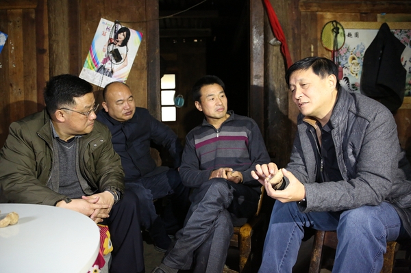 2015年11月19日，李亞隆（右一）在五峰三臺(tái)坡村農(nóng)戶家中做精準(zhǔn)扶貧調(diào)研。