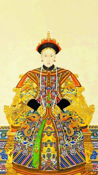 用中國(guó)技法畫的慈禧太后朝服像，明顯比西洋畫中的慈禧顯得嚴(yán)厲。