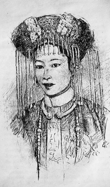 雖然卡爾極力否認(rèn)自己美化了慈禧、隆裕等人，但從照片與畫像對(duì)比，還是不難看出卡爾將她們都畫美了。圖為隆裕皇后的照片與素描。